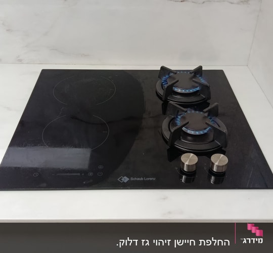 כיריים גז במטבח עם להבות כחולות